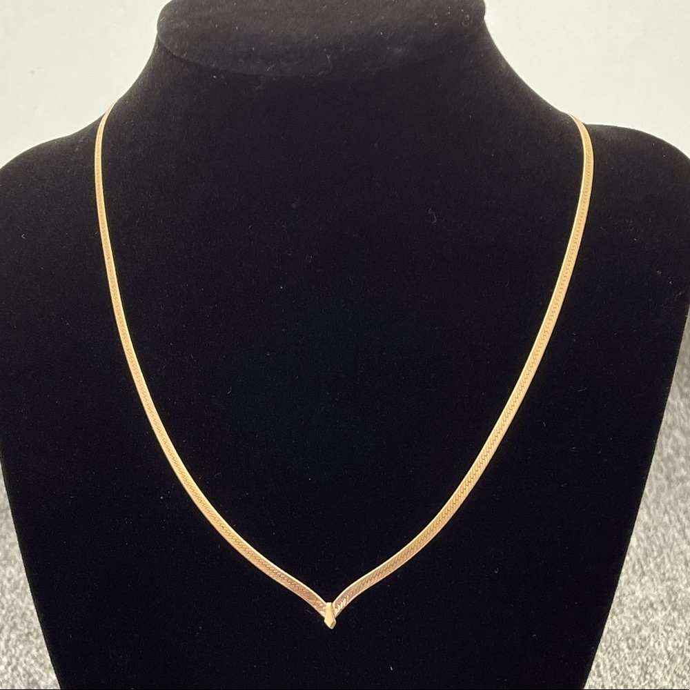 Simple gold necklace
